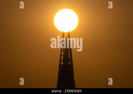 London, Großbritannien. Juli 2024. Wetter in Großbritannien: Die Abendsonne gipfelt auf der Spitze des Shard Wolkenkratzers Gebäude und endet an einem warmen Samstag. Guy Corbishley/Alamy Live News Stockfoto