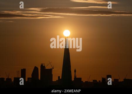 London, Großbritannien. Juli 2024. Wetter in Großbritannien: Die Abendsonne gipfelt auf der Spitze des Shard Wolkenkratzers Gebäude und endet an einem warmen Samstag. Guy Corbishley/Alamy Live News Stockfoto