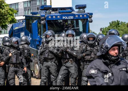 Polizei bei der Demonstration gegen die AFD-Parteikonferenz in Essen marschierten mehrere Zehntausende Demonstranten von der Hauptbahn Stockfoto