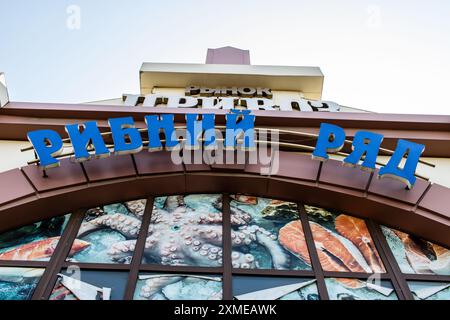 Odesa, Ukraine, 27. Juli 2024 der Pryvoz-Markt ist der größte Lebensmittelmarkt in Odesa und einer der größten Märkte der Welt. Die Leute kaufen schnell ein Stockfoto