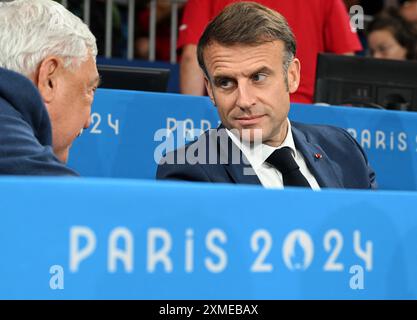 Paris, Frankreich. Juli 2024. Der französische Präsident Emmanuel Macron beobachtet das 60 kg schwere Judo-Finale der Männer bei den Olympischen Spielen 2024 in Paris, Frankreich, 27. Juli 2024. Quelle: Li An/Xinhua/Alamy Live News Stockfoto