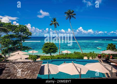 Der Pool im Hilton's Doubletree Resort & Spa, Mahe, Republik Seychellen, Indischer Ozean Stockfoto