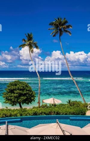 Der Pool im Hilton's Doubletree Resort & Spa, Mahe, Republik Seychellen, Indischer Ozean Stockfoto