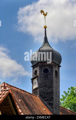 Zwiebelturm mit Holzschindeln, Wetterhahn und Uhr, Wolfgang Kapelle in Grossholzleute, Allgäuer, Bayern, Deutschland Stockfoto