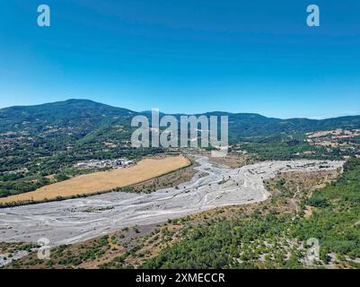 Aus der Vogelperspektive auf das trockene Flussbett der Sinni n Basilicata im Nationalpark Pollino. Fardella, Basilicata, Süditalien, Südeuropa Stockfoto