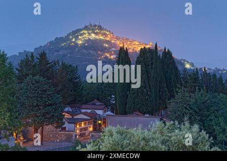 Das beleuchtete Bergdorf Fardella in der abendlichen Landschaft von Basilicata im Nationalpark Pollino. Fardella, Basilicata, Südstaaten Stockfoto