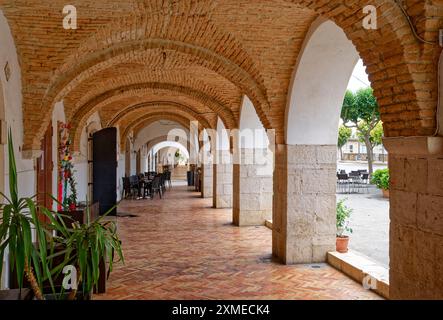 Bogengänge auf der Piazza Umberto in Venosa. Venosa ist eine italienische Gemeinde im Norden der Provinz Potenza in der Region Basilicata. Es ist ein Stockfoto