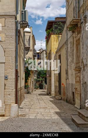 Architektur in den Straßen der Altstadt an der Piazza Umberto in Venosa. Venosa ist eine italienische Gemeinde im Norden der Provinz Stockfoto