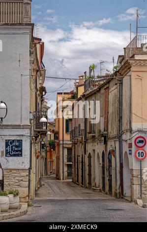 Architektur in der Altstadt an der Piazza Umberto in Venosa. Venosa ist eine italienische Gemeinde im Norden der Provinz Potenza Stockfoto