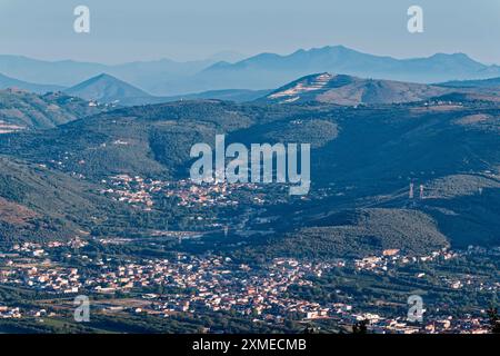 Blick auf die dicht besiedelte neajpolitische Region und die Berge und Hügel der Provinz Benevento im Morgenlicht. Santuario di Stockfoto