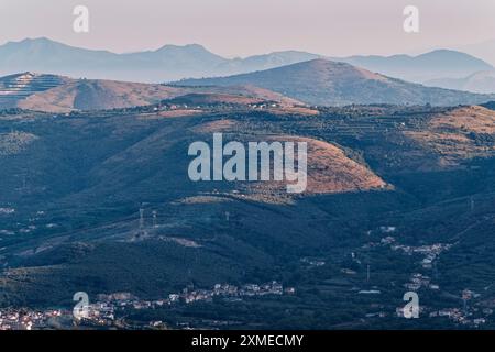 Blick auf die dicht besiedelte neajpolitische Region und die Berge und Hügel der Provinz Benevento im Morgenlicht. San Felice A. Stockfoto