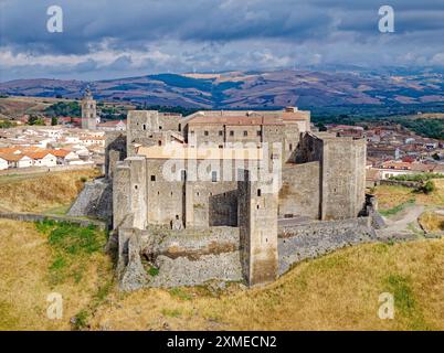 Die Burg Melfi, Castello di Melfi, ist eine mittelalterliche Festung in der süditalienischen Provinz Potenza. Luftaufnahme. Melfi, Basilicata Stockfoto