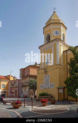 Mutterkirche von Fardella, die dem Heiligen Antonius von Padua gewidmet ist, auf der Piazza Gianturco E. das Bergdorf Fardella befindet sich im Pollino Stockfoto