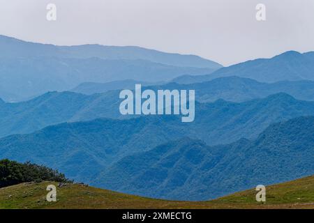 Berglandschaft im umbrischen Marche Apennin rund um den Monte Vettore und den Monti Sibillini Nationalpark. Arquata del Tronto, Ascoli Piceno Stockfoto