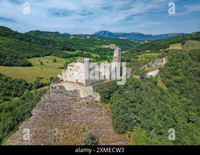 Rocca Varano, eine Festung aus dem 12. Jahrhundert Rocca Varano, wurde auf einem steilen Felsen erbaut. Die Burg wird heute als Konferenzzentrum genutzt. Camerino, Marken Stockfoto