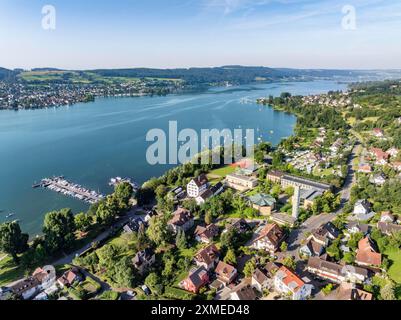 Luftaufnahme der Gemeinde Hemmenhofen auf der Halbinsel Hoeri mit dem Yachthafen, Bootssteg, Melanchthonkirche und Schloss Gaienhofen, heute A Stockfoto