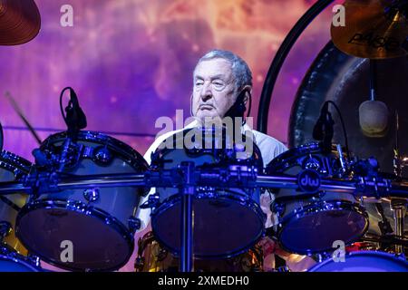 Nick Mason, Pseudonym von Nicholas Berkeley Mason, historischen Schlagzeugern der Pink Floyd Band, spielt das Schlagzeug während seiner Live-Auftritte mit Nick Mason S Stockfoto