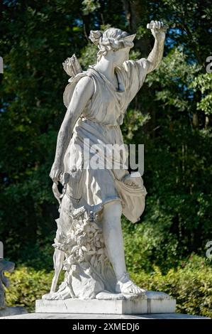 Marmorstatue der Jagdgöttin Diana, nördlicher Marmorbrunnen, Wasserparterre, Schlosspark, Schloss Neuen Herrenchiemsee, Herreninsel Stockfoto