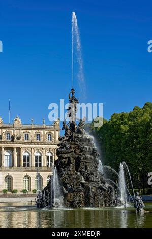 Springbrunnenfigur der Göttin Fortuna am Glücksrad, Fortuna-Brunnen, Fortunabrunnen, Brunnen, Wasserparterre, Schlosspark Stockfoto