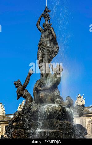 Springbrunnenfigur der Göttin Fortuna am Glücksrad, Fortuna-Brunnen, Fortunabrunnen, Brunnen, Wasserparterre, Schlosspark Stockfoto