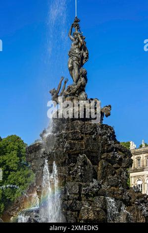 Springbrunnenfigur der Göttin Fortuna am Glücksrad, Fortuna-Brunnen, Fortunabrunnen, Brunnen, Wasserparterre, Schlosspark Stockfoto