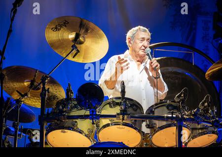 Nick Mason, Pseudonym von Nicholas Berkeley Mason, historischen Schlagzeugern der Pink Floyd Band, spielt das Schlagzeug während seiner Live-Auftritte mit Nick Mason S Stockfoto