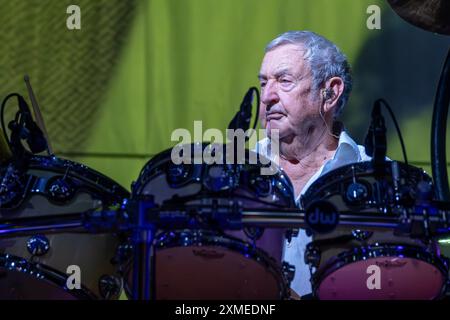 Nick Mason, Pseudonym von Nicholas Berkeley Mason, historischen Schlagzeugern der Pink Floyd Band, spielt das Schlagzeug während seiner Live-Auftritte mit Nick Mason S Stockfoto