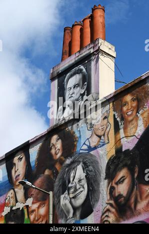 Pub The Prince Albert mit Graffiti verstorbener Musiker aus North Laine, Brighton, England, Großbritannien Stockfoto