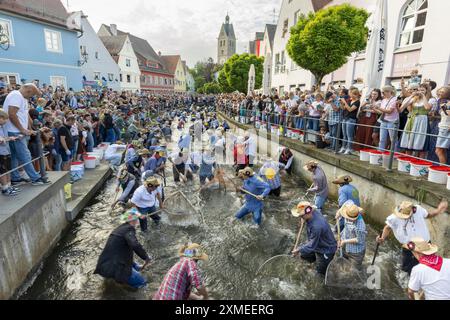 Angeln am Stadtbach, Angeltag in Memmingen, Unterallgaeu, Allgaeu, Bayern, Deutschland Stockfoto