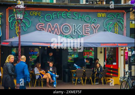 Ein Schild in Amsterdam mit der Werbung „COFFEE SHOP, BAR, SMOKEY, COFFEE, OPEN“ könnte ein Cannabiscafé anzeigen, ein beliebtes Reiseziel für Touristen, die einen suchen Stockfoto