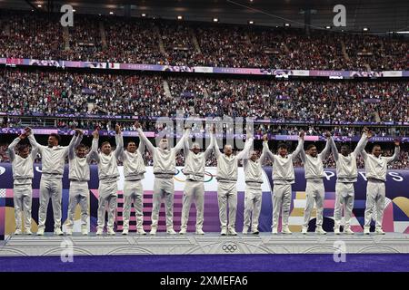 PARIS, FRANKREICH. Juli 2024. Die französischen Spieler feiern nach dem Finale der Gold-Medaille der Männer im Rugby Sevens-Finale zwischen Frankreich und Fidschi am ersten Tag der Olympischen Spiele 2024 in Paris im Stade de France, Paris, Frankreich. Quelle: Craig Mercer/Alamy Live News Stockfoto