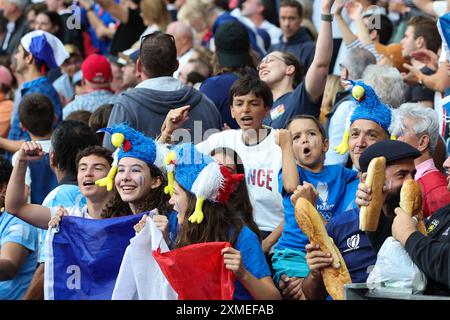 PARIS, FRANKREICH. Juli 2024. Frankreich-Fans feiern nach dem Finale der Gold-Medaille der Männer im Rugby Sevens-Finale zwischen Frankreich und Fidschi am ersten Tag der Olympischen Spiele 2024 in Paris im Stade de France, Paris, Frankreich. Quelle: Craig Mercer/Alamy Live News Stockfoto