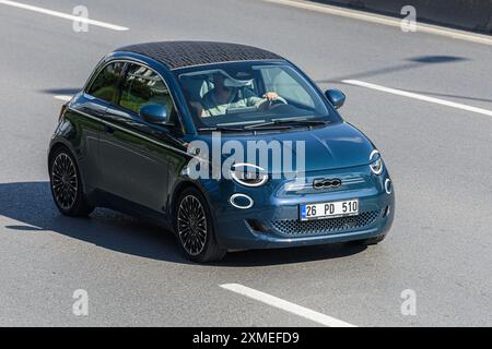 ISTANBUL – TÜRKEI – 27. JULI 2024: Neuer Fiat 500 auf der Istanbul-Straße. Der Fiat 500 ist ein zweitüriger Stadtwagen mit Vorderradantrieb, der von hergestellt und vermarktet wird Stockfoto