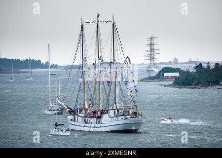 MARIEHAMN, Åland, FINNLAND - 27. JULI 2024: Das polnische Großschiff dar Mlodziezy fährt in Richtung Kobbar Klintar. Die 57 großen Schiffe verlassen Mariehman nach Stettin in Polen und fahren in Begleitung von über 500 Sportbooten in die Ostsee. Die Åland-Etappe des Tall Ships Race 2024 in Mariehamn, Åland, Finnland. Foto: Rob Watkins/Alamy Live News. INFO: Das Tall Ships Race ist eine jährliche Segelveranstaltung mit historischen und modernen Großschiffen. Es fördert internationale Freundschaft und Jugendausbildung und zieht Teilnehmer und Zuschauer weltweit an, um das maritime Erbe zu feiern. Stockfoto