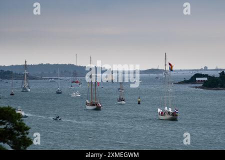 MARIEHAMN, Åland, FINNLAND - 27. JULI 2024: Pogoria setzt die Segel. Die 57 großen Schiffe verlassen Mariehman nach Stettin in Polen und fahren in Begleitung von über 500 Sportbooten in die Ostsee. Die Åland-Etappe des Tall Ships Race 2024 in Mariehamn, Åland, Finnland. Foto: Rob Watkins/Alamy Live News. INFO: Das Tall Ships Race ist eine jährliche Segelveranstaltung mit historischen und modernen Großschiffen. Es fördert internationale Freundschaft und Jugendausbildung und zieht Teilnehmer und Zuschauer weltweit an, um maritimes Erbe und traditionelles Segeln zu feiern. Quelle: Rob Watkins/Alamy Live News Stockfoto