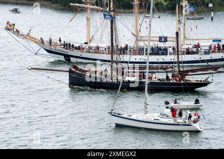 MARIEHAMN, Åland, FINNLAND - 27. JULI 2024: Pogoria setzt die Segel. Die 57 großen Schiffe verlassen Mariehman nach Stettin in Polen und fahren in Begleitung von über 500 Sportbooten in die Ostsee. Die Åland-Etappe des Tall Ships Race 2024 in Mariehamn, Åland, Finnland. Foto: Rob Watkins/Alamy Live News. INFO: Das Tall Ships Race ist eine jährliche Segelveranstaltung mit historischen und modernen Großschiffen. Es fördert internationale Freundschaft und Jugendausbildung und zieht Teilnehmer und Zuschauer weltweit an, um maritimes Erbe und traditionelles Segeln zu feiern. Quelle: Rob Watkins/Alamy Live News Stockfoto