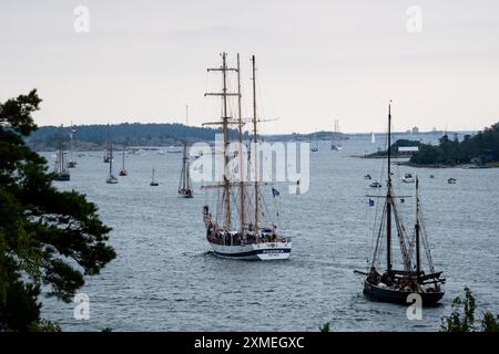 MARIEHAMN, Åland, FINNLAND - 27. JULI 2024: Pogoria setzt die Segel. Die 57 großen Schiffe verlassen Mariehman nach Stettin in Polen und fahren in Begleitung von über 500 Sportbooten in die Ostsee. Die Åland-Etappe des Tall Ships Race 2024 in Mariehamn, Åland, Finnland. Foto: Rob Watkins/Alamy Live News. INFO: Das Tall Ships Race ist eine jährliche Segelveranstaltung mit historischen und modernen Großschiffen. Es fördert internationale Freundschaft und Jugendausbildung und zieht Teilnehmer und Zuschauer weltweit an, um maritimes Erbe und traditionelles Segeln zu feiern. Quelle: Rob Watkins/Alamy Live News Stockfoto