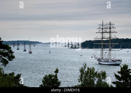 MARIEHAMN, Åland, FINNLAND - 27. JULI 2024: Fryderyck Chopin setzt die Segel. Die 57 großen Schiffe verlassen Mariehman nach Stettin in Polen und fahren in Begleitung von über 500 Sportbooten in die Ostsee. Die Åland-Etappe des Tall Ships Race 2024 in Mariehamn, Åland, Finnland. Foto: Rob Watkins/Alamy Live News. INFO: Das Tall Ships Race ist eine jährliche Segelveranstaltung mit historischen und modernen Großschiffen. Es fördert internationale Freundschaft und Jugendausbildung und zieht Teilnehmer und Zuschauer weltweit an, um maritimes Erbe und traditionelles Segeln zu feiern. Quelle: Rob Watkins/Alamy Live News Stockfoto