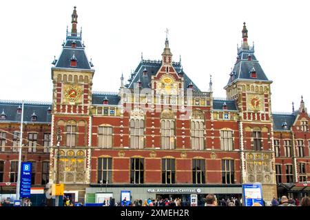 Amsterdam. Schild für Straßenbahnhaltestelle am Hauptbahnhof Amsterdam. Informationen zu Straßenbahnhaltestellen, einschließlich Liniennummer und Zielort, werden in Niederländisch angezeigt. Öffentlich Stockfoto