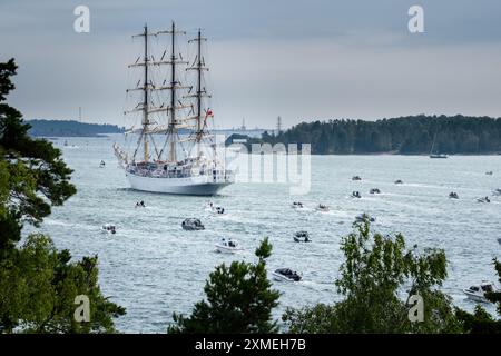 MARIEHAMN, Åland, FINNLAND - 27. JULI 2024: Das polnische Großschiff dar Mlodziezy setzt die Segel. Die 57 großen Schiffe verlassen Mariehman nach Stettin in Polen und fahren in Begleitung von über 500 Sportbooten in die Ostsee. Die Åland-Etappe des Tall Ships Race 2024 in Mariehamn, Åland, Finnland. Foto: Rob Watkins/Alamy Live News. INFO: Das Tall Ships Race ist eine jährliche Segelveranstaltung mit historischen und modernen Großschiffen. Es fördert internationale Freundschaft und Jugendausbildung und zieht Teilnehmer und Zuschauer weltweit an, um maritimes Erbe und traditionelles Segeln zu feiern. Gutschrift: R Stockfoto