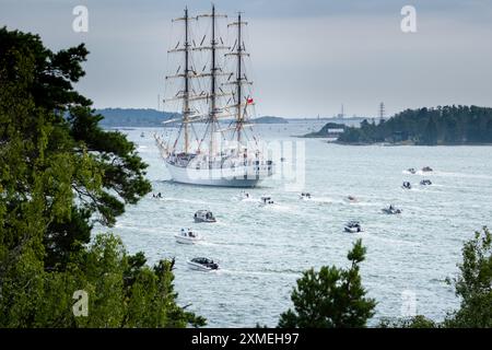 MARIEHAMN, Åland, FINNLAND - 27. JULI 2024: Das polnische Großschiff dar Mlodziezy setzt die Segel. Die 57 großen Schiffe verlassen Mariehman nach Stettin in Polen und fahren in Begleitung von über 500 Sportbooten in die Ostsee. Die Åland-Etappe des Tall Ships Race 2024 in Mariehamn, Åland, Finnland. Foto: Rob Watkins/Alamy Live News. INFO: Das Tall Ships Race ist eine jährliche Segelveranstaltung mit historischen und modernen Großschiffen. Es fördert internationale Freundschaft und Jugendausbildung und zieht Teilnehmer und Zuschauer weltweit an, um maritimes Erbe und traditionelles Segeln zu feiern. Gutschrift: R Stockfoto