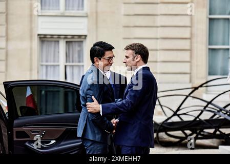 Paris, Frankreich. Februar 2021. Antonin Burat/Le Pictorium - Besuch des Präsidenten Madagaskars Andry Rajoelina im Elysee-Palast - 23.02/2021 - Frankreich/Paris - der französische Präsident Emmanuel Macron und der Präsident Madagaskars Andry Rajoelina während eines Treffens im Elysee-Palast am 26. Juli 2024 zu einem bilateralen Gespräch. Quelle: LE PICTORIUM/Alamy Live News Stockfoto