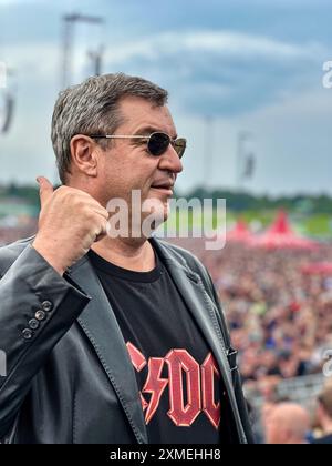 Germany,Nürnberg, Zeppelinfeld - 27 Jul 2024 - Concert - AC/DC: Power Up Tour Nürnberg Bild: Ministerpräsident Markus Söder (CSU) begrüßt die AC/DC Fans während ihrer Power Up Tour in Nürnberg, Deutschland Credit: Ryan Evans/Alamy Live News Stockfoto