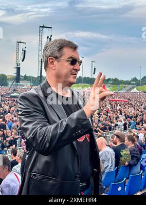 Germany,Nürnberg, Zeppelinfeld - 27 Jul 2024 - Concert - AC/DC: Power Up Tour Nürnberg Bild: Ministerpräsident Markus Söder (CSU) begrüßt die AC/DC Fans während ihrer Power Up Tour in Nürnberg, Deutschland Credit: Ryan Evans/Alamy Live News Stockfoto