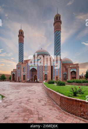 Die Goy-Imam-Moschee in Ganja, Aserbaidschan, zeigt atemberaubende islamische Architektur mit hohen Minaretten, einem Kuppeldach, komplizierten Fliesenarbeiten und üppigen Gärten vor Sonnenuntergang Stockfoto