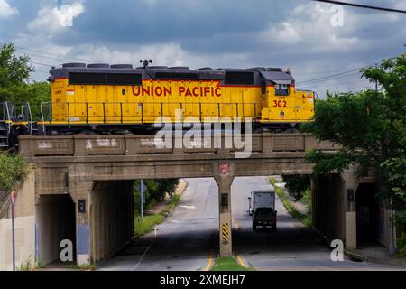 Die Union Pacific Lokomotive überquert die alte MKT-Eisenbahnbrücke in Fort Worth, Texas Stockfoto