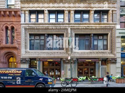 Landmark 9-11 East 16th Street ist ein siebenstöckiges Geschäftsloft, das in Wohnungen umgewandelt wurde, mit kunstvoller weißer Backsteinfassade und Terracotta-Fassade. Stockfoto