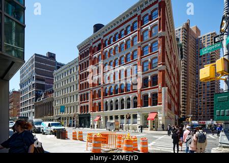 Das Wahrzeichen 10 Astor Place, auch bekannt als 444 Lafayette Street, wurde 1876 als Fabrik und Druckerei erbaut und wurde heute als Bürogebäude in NoHo renoviert. Stockfoto