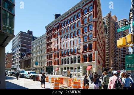 Das Wahrzeichen 10 Astor Place, auch bekannt als 444 Lafayette Street, wurde 1876 als Fabrik und Druckerei erbaut und wurde heute als Bürogebäude in NoHo renoviert. Stockfoto