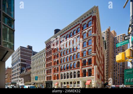 Das Wahrzeichen 10 Astor Place, auch bekannt als 444 Lafayette Street, wurde 1876 als Fabrik und Druckerei erbaut und wurde heute als Bürogebäude in NoHo renoviert. Stockfoto